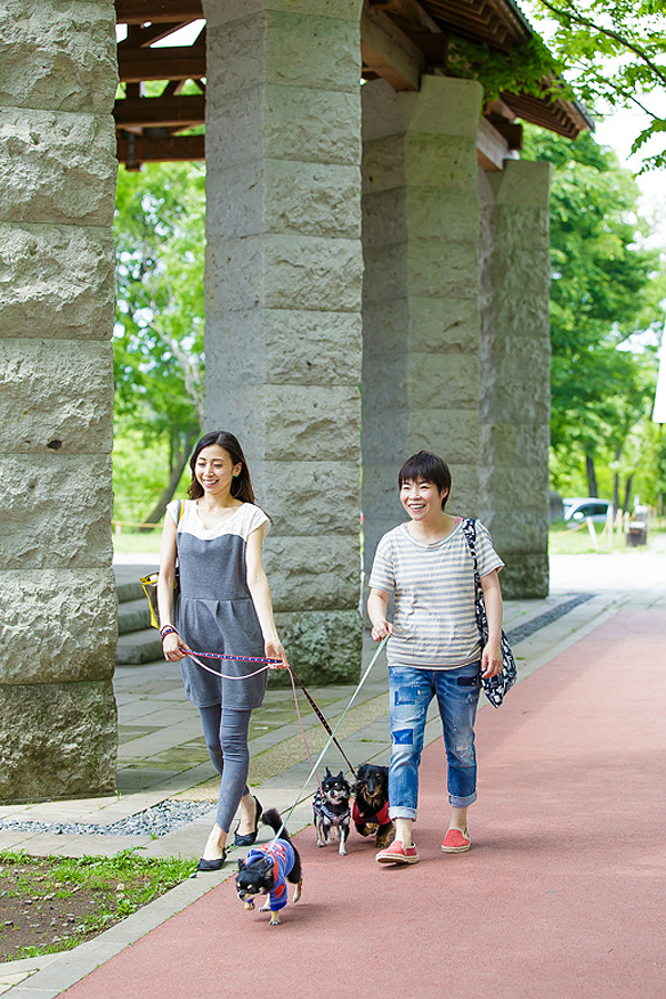 愛犬と散歩する山田花子と中野公美子